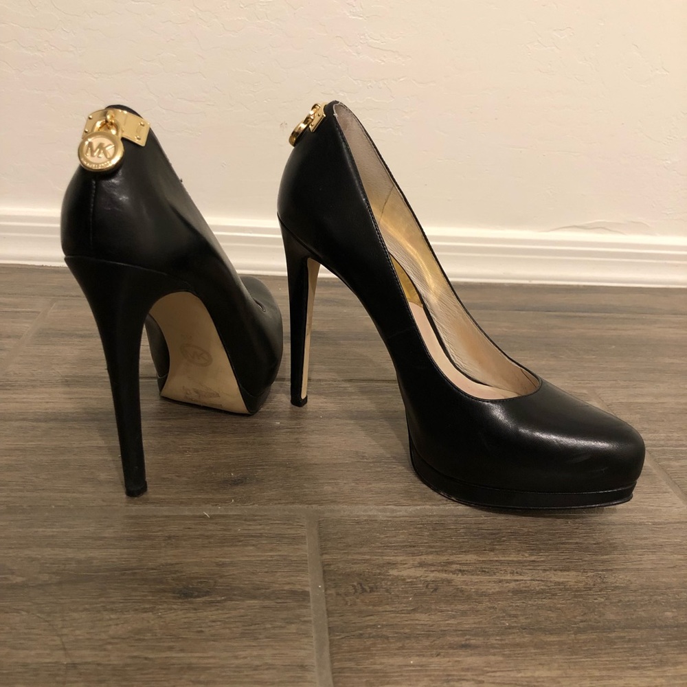 MICHAEL Michael Kors black heel pumps